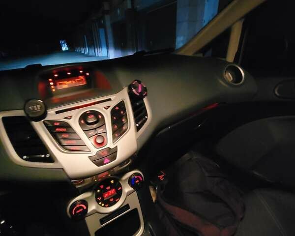 Сірий Форд Фієста, об'ємом двигуна 1.4 л та пробігом 172 тис. км за 6500 $, фото 9 на Automoto.ua