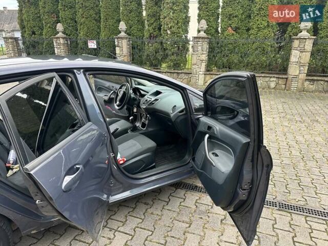 Серый Форд Фиеста, объемом двигателя 1.6 л и пробегом 239 тыс. км за 5250 $, фото 3 на Automoto.ua