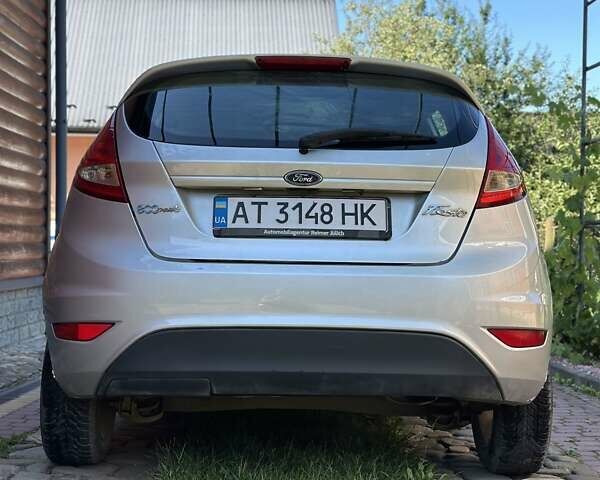 Серый Форд Фиеста, объемом двигателя 1.6 л и пробегом 370 тыс. км за 5500 $, фото 4 на Automoto.ua