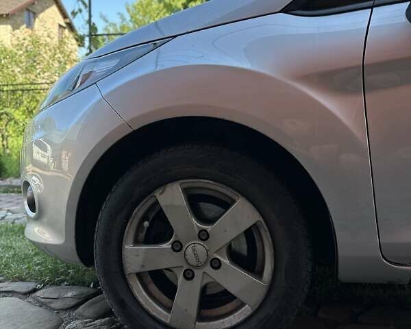 Серый Форд Фиеста, объемом двигателя 1.6 л и пробегом 370 тыс. км за 5500 $, фото 27 на Automoto.ua