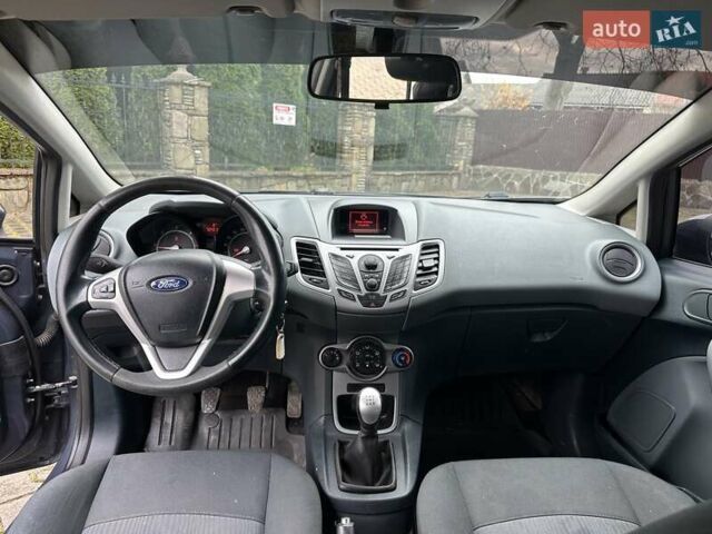 Серый Форд Фиеста, объемом двигателя 1.6 л и пробегом 239 тыс. км за 5250 $, фото 9 на Automoto.ua