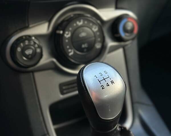 Серый Форд Фиеста, объемом двигателя 1.6 л и пробегом 370 тыс. км за 5500 $, фото 19 на Automoto.ua