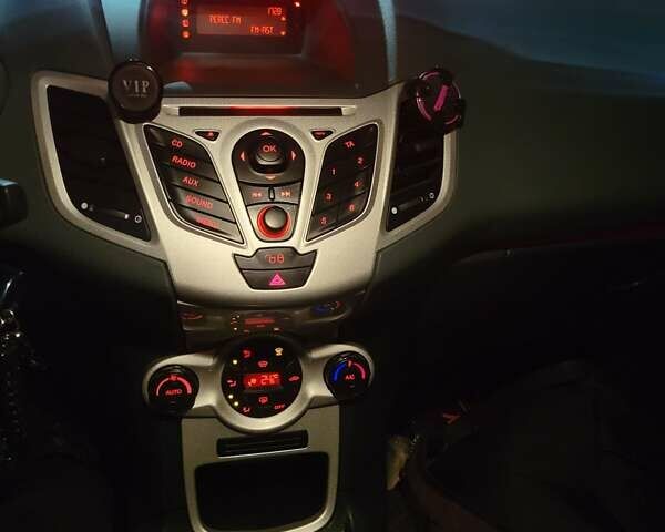 Сірий Форд Фієста, об'ємом двигуна 1.4 л та пробігом 172 тис. км за 6500 $, фото 5 на Automoto.ua