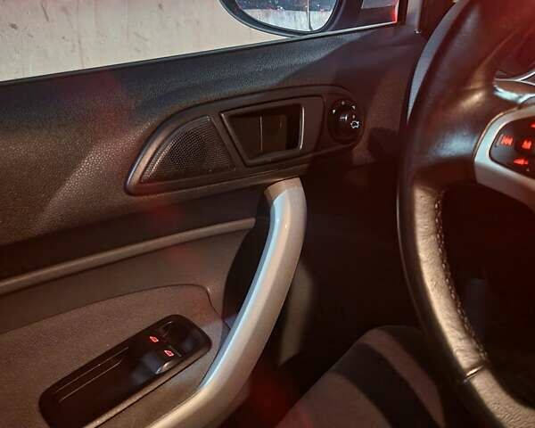 Сірий Форд Фієста, об'ємом двигуна 1.4 л та пробігом 172 тис. км за 6500 $, фото 7 на Automoto.ua