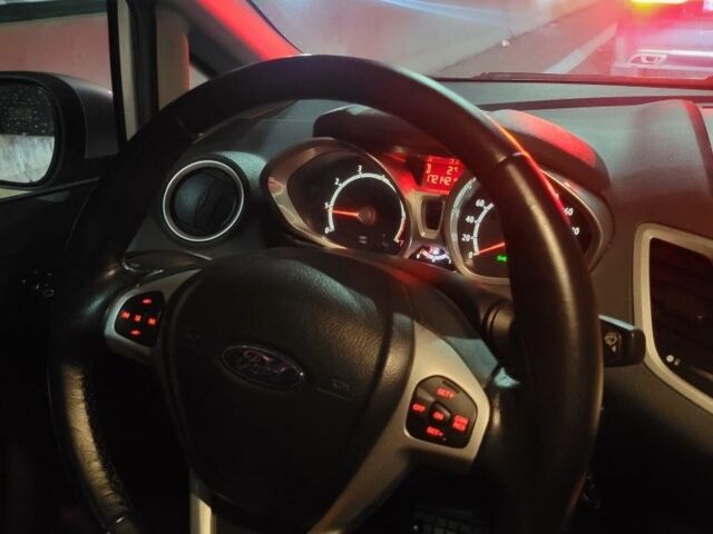 Серый Форд Фиеста, объемом двигателя 1.4 л и пробегом 172 тыс. км за 6500 $, фото 5 на Automoto.ua