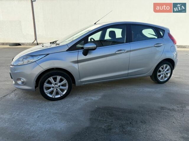 Сірий Форд Фієста, об'ємом двигуна 1.3 л та пробігом 188 тис. км за 5999 $, фото 4 на Automoto.ua