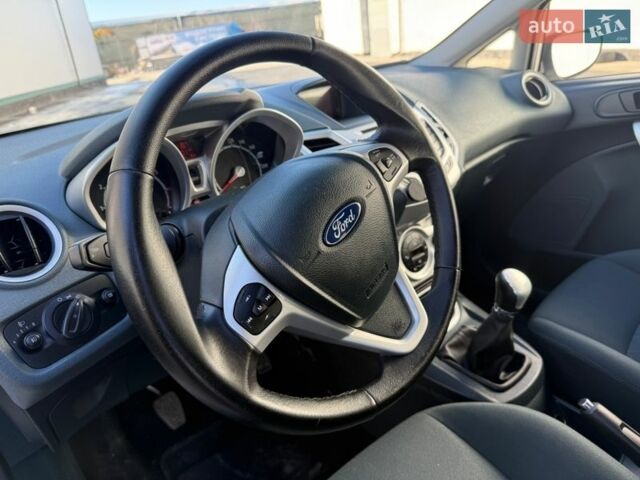 Сірий Форд Фієста, об'ємом двигуна 1.3 л та пробігом 188 тис. км за 5999 $, фото 30 на Automoto.ua