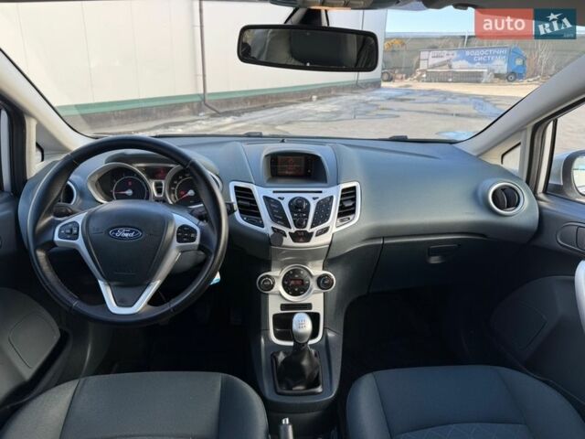 Сірий Форд Фієста, об'ємом двигуна 1.3 л та пробігом 188 тис. км за 5999 $, фото 42 на Automoto.ua