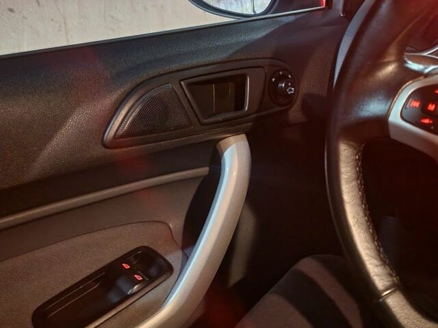 Серый Форд Фиеста, объемом двигателя 1.4 л и пробегом 172 тыс. км за 6500 $, фото 9 на Automoto.ua