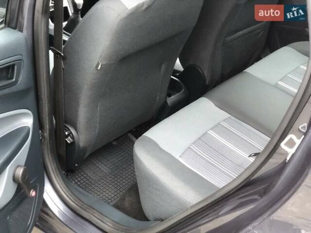 Сірий Форд Фієста, об'ємом двигуна 1.3 л та пробігом 183 тис. км за 5600 $, фото 17 на Automoto.ua
