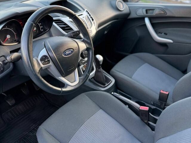 Серый Форд Фиеста, объемом двигателя 0 л и пробегом 135 тыс. км за 4950 $, фото 6 на Automoto.ua