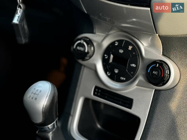 Сірий Форд Фієста, об'ємом двигуна 1.25 л та пробігом 98 тис. км за 5600 $, фото 33 на Automoto.ua
