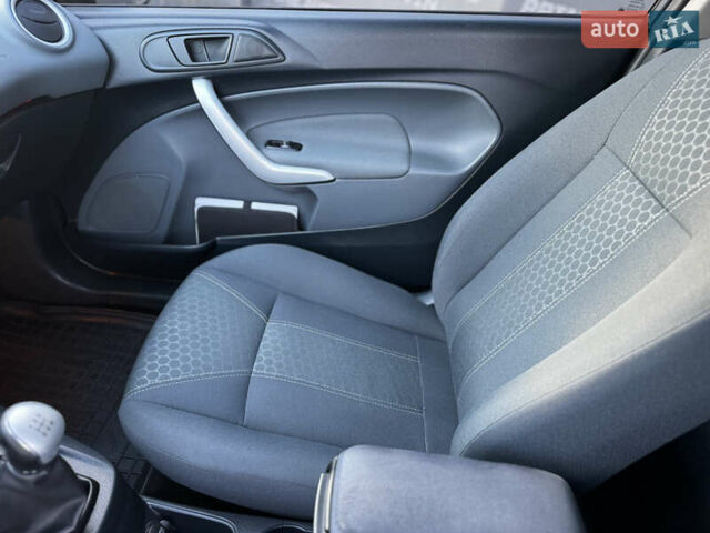 Сірий Форд Фієста, об'ємом двигуна 1.25 л та пробігом 98 тис. км за 5600 $, фото 31 на Automoto.ua