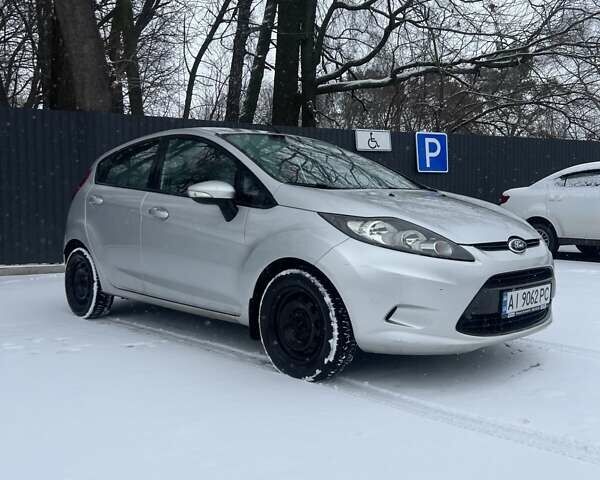Серый Форд Фиеста, объемом двигателя 1.25 л и пробегом 201 тыс. км за 5200 $, фото 1 на Automoto.ua