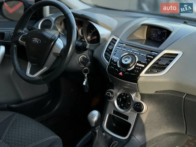 Сірий Форд Фієста, об'ємом двигуна 1.25 л та пробігом 98 тис. км за 5600 $, фото 32 на Automoto.ua
