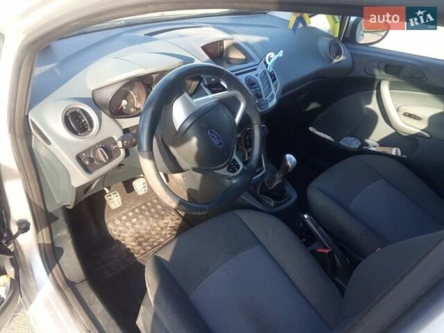 Сірий Форд Фієста, об'ємом двигуна 1.6 л та пробігом 187 тис. км за 5300 $, фото 4 на Automoto.ua