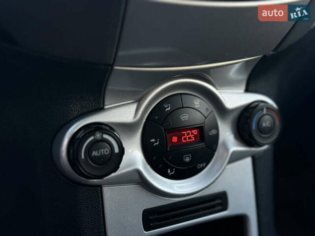 Сірий Форд Фієста, об'ємом двигуна 1.25 л та пробігом 98 тис. км за 5600 $, фото 28 на Automoto.ua