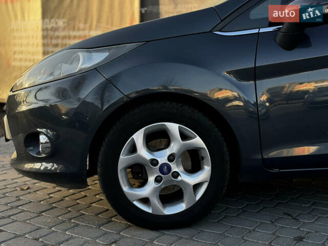Сірий Форд Фієста, об'ємом двигуна 1.25 л та пробігом 98 тис. км за 5600 $, фото 16 на Automoto.ua
