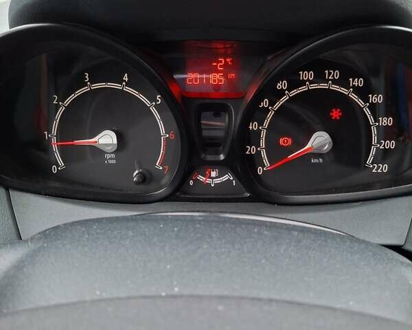 Серый Форд Фиеста, объемом двигателя 1.25 л и пробегом 201 тыс. км за 5200 $, фото 11 на Automoto.ua