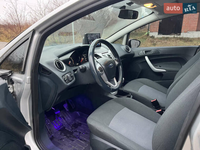 Серый Форд Фиеста, объемом двигателя 1.24 л и пробегом 128 тыс. км за 6500 $, фото 9 на Automoto.ua