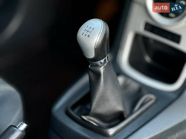 Сірий Форд Фієста, об'ємом двигуна 1.25 л та пробігом 98 тис. км за 5600 $, фото 34 на Automoto.ua