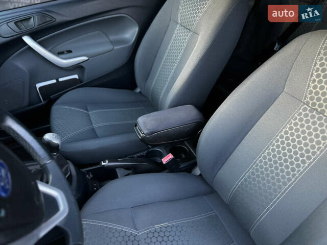 Сірий Форд Фієста, об'ємом двигуна 1.25 л та пробігом 98 тис. км за 5600 $, фото 30 на Automoto.ua