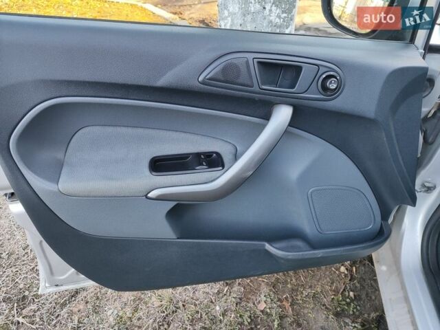 Сірий Форд Фієста, об'ємом двигуна 1.25 л та пробігом 158 тис. км за 5500 $, фото 14 на Automoto.ua
