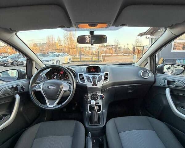 Серый Форд Фиеста, объемом двигателя 1.24 л и пробегом 135 тыс. км за 4999 $, фото 7 на Automoto.ua