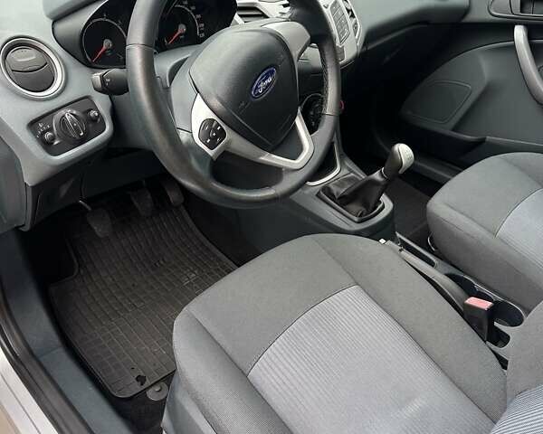 Серый Форд Фиеста, объемом двигателя 1.25 л и пробегом 149 тыс. км за 5300 $, фото 4 на Automoto.ua