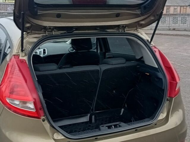 Серый Форд Фиеста, объемом двигателя 1.2 л и пробегом 110 тыс. км за 6300 $, фото 2 на Automoto.ua