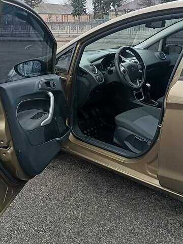 Серый Форд Фиеста, объемом двигателя 1.24 л и пробегом 110 тыс. км за 6300 $, фото 1 на Automoto.ua