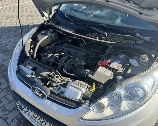 Серый Форд Фиеста, объемом двигателя 1.24 л и пробегом 184 тыс. км за 6483 $, фото 4 на Automoto.ua