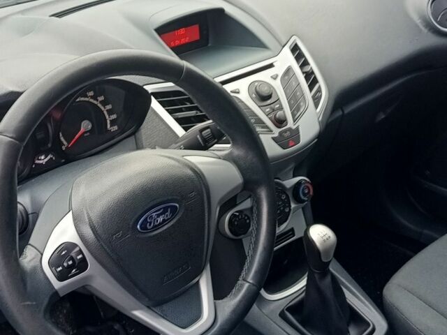 Серый Форд Фиеста, объемом двигателя 1.2 л и пробегом 110 тыс. км за 6300 $, фото 5 на Automoto.ua