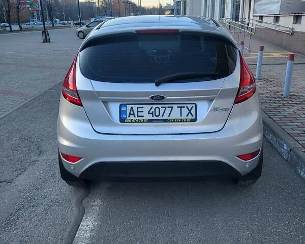 Серый Форд Фиеста, объемом двигателя 1.4 л и пробегом 170 тыс. км за 6799 $, фото 2 на Automoto.ua