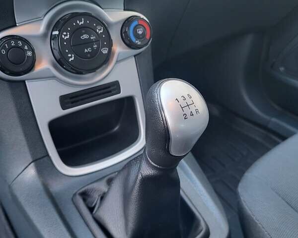 Серый Форд Фиеста, объемом двигателя 1.4 л и пробегом 170 тыс. км за 6799 $, фото 4 на Automoto.ua