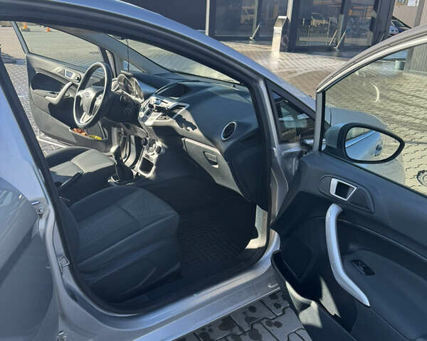 Серый Форд Фиеста, объемом двигателя 1.24 л и пробегом 184 тыс. км за 6483 $, фото 7 на Automoto.ua