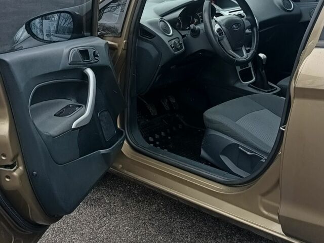 Серый Форд Фиеста, объемом двигателя 1.2 л и пробегом 110 тыс. км за 6300 $, фото 6 на Automoto.ua