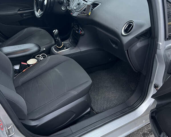 Серый Форд Фиеста, объемом двигателя 1 л и пробегом 228 тыс. км за 6200 $, фото 9 на Automoto.ua