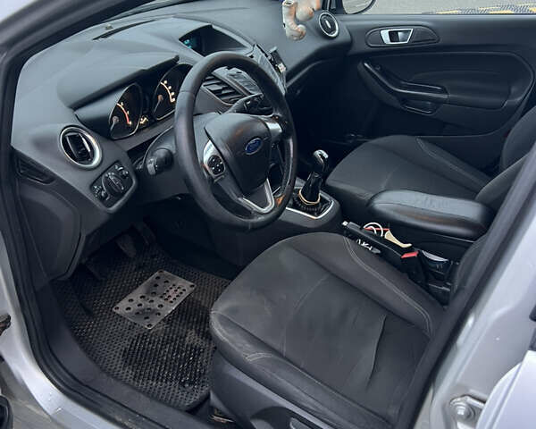 Серый Форд Фиеста, объемом двигателя 1 л и пробегом 228 тыс. км за 6200 $, фото 5 на Automoto.ua