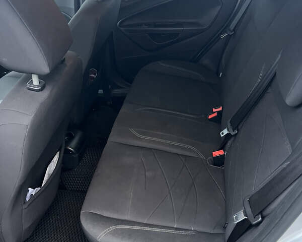 Серый Форд Фиеста, объемом двигателя 1 л и пробегом 228 тыс. км за 6200 $, фото 6 на Automoto.ua