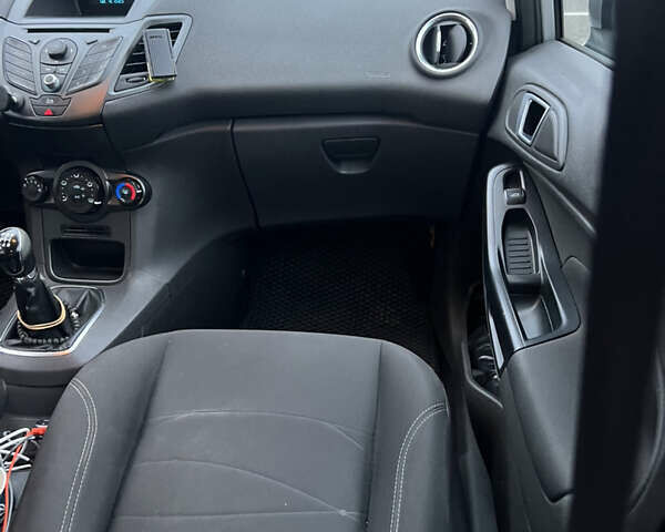 Серый Форд Фиеста, объемом двигателя 1 л и пробегом 228 тыс. км за 6200 $, фото 8 на Automoto.ua