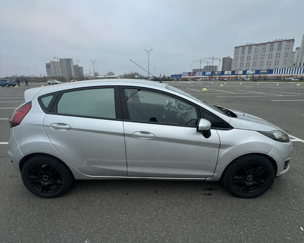 Серый Форд Фиеста, объемом двигателя 1 л и пробегом 228 тыс. км за 6200 $, фото 3 на Automoto.ua