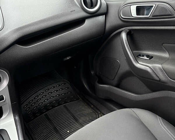 Сірий Форд Фієста, об'ємом двигуна 1.6 л та пробігом 171 тис. км за 7700 $, фото 37 на Automoto.ua