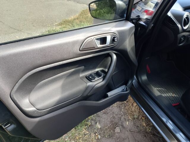 Сірий Форд Фієста, об'ємом двигуна 1.6 л та пробігом 130 тис. км за 7500 $, фото 5 на Automoto.ua