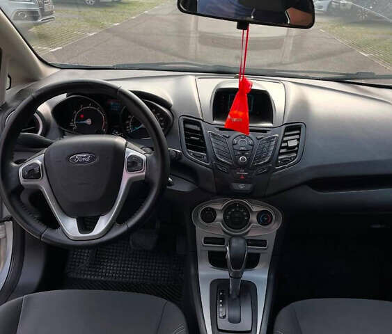 Серый Форд Фиеста, объемом двигателя 1.6 л и пробегом 160 тыс. км за 5700 $, фото 2 на Automoto.ua