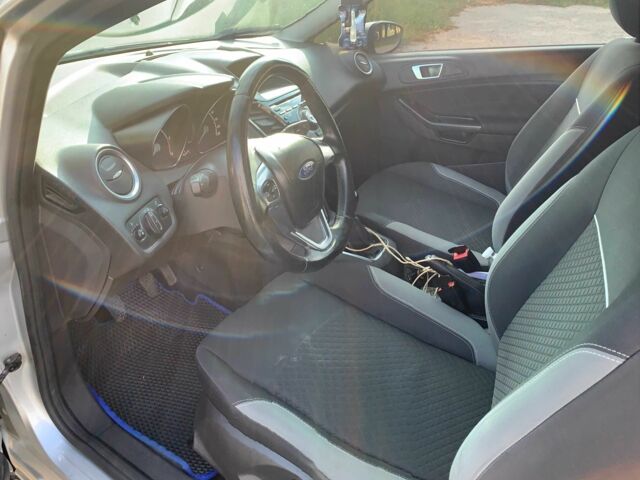 Серый Форд Фиеста, объемом двигателя 1.5 л и пробегом 262 тыс. км за 6000 $, фото 5 на Automoto.ua