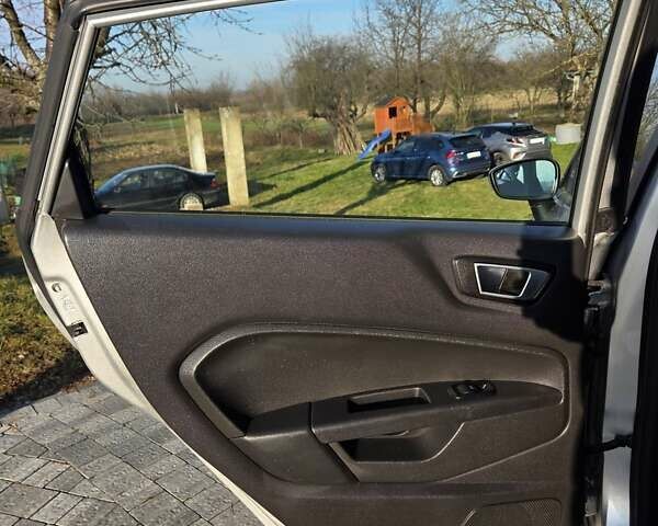 Серый Форд Фиеста, объемом двигателя 1.6 л и пробегом 177 тыс. км за 6700 $, фото 7 на Automoto.ua