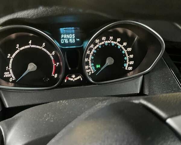 Серый Форд Фиеста, объемом двигателя 1.6 л и пробегом 76 тыс. км за 8300 $, фото 2 на Automoto.ua