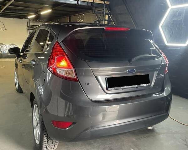 Серый Форд Фиеста, объемом двигателя 1.6 л и пробегом 76 тыс. км за 8300 $, фото 7 на Automoto.ua