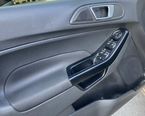 Серый Форд Фиеста, объемом двигателя 1 л и пробегом 118 тыс. км за 7999 $, фото 8 на Automoto.ua